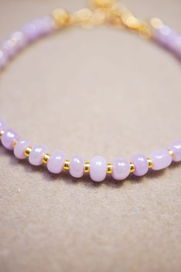 Perlenarmband „Lavender Dream“ – Zart & Feminin