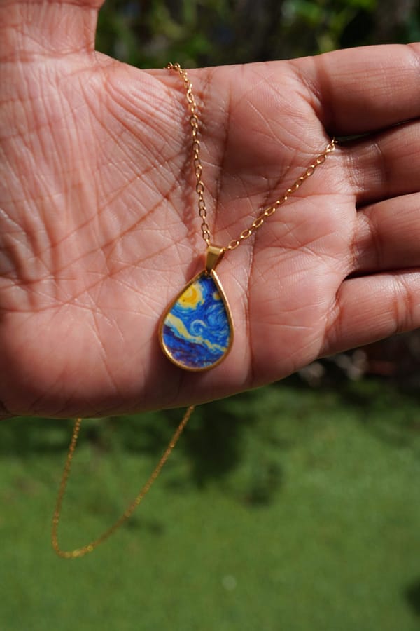 DSC02264 Van Gogh "Sternennacht" Kette – Tropfen-Anhänger | 925 Silber oder 18k Vergoldete Kette | Edelstahl | Anlaufsicher | Geschenk für Sie