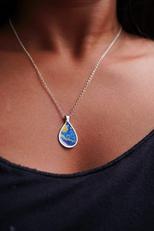 DSC02294 Van Gogh "Sternennacht" Kette – Tropfen-Anhänger | 925 Silber oder 18k Vergoldete Kette | Edelstahl | Anlaufsicher | Geschenk für Sie