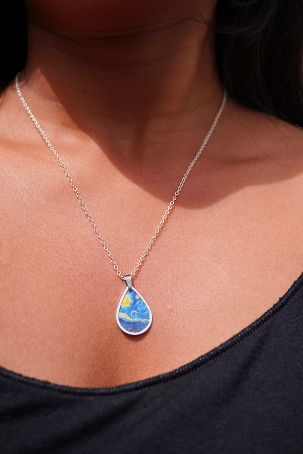 DSC02296 Van Gogh "Sternennacht" Kette – Tropfen-Anhänger | 925 Silber oder 18k Vergoldete Kette | Edelstahl | Anlaufsicher | Geschenk für Sie