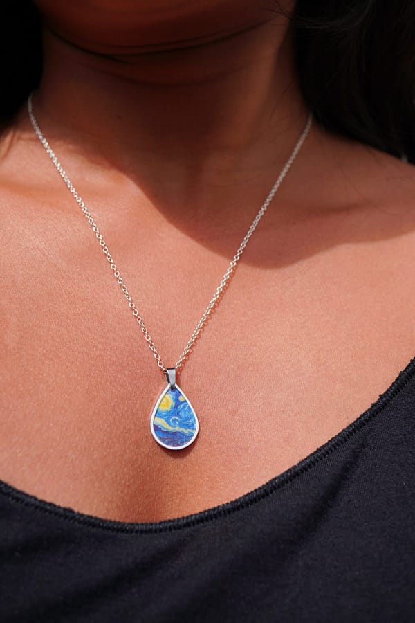 DSC02297 Van Gogh "Sternennacht" Kette – Tropfen-Anhänger | 925 Silber oder 18k Vergoldete Kette | Edelstahl | Anlaufsicher | Geschenk für Sie