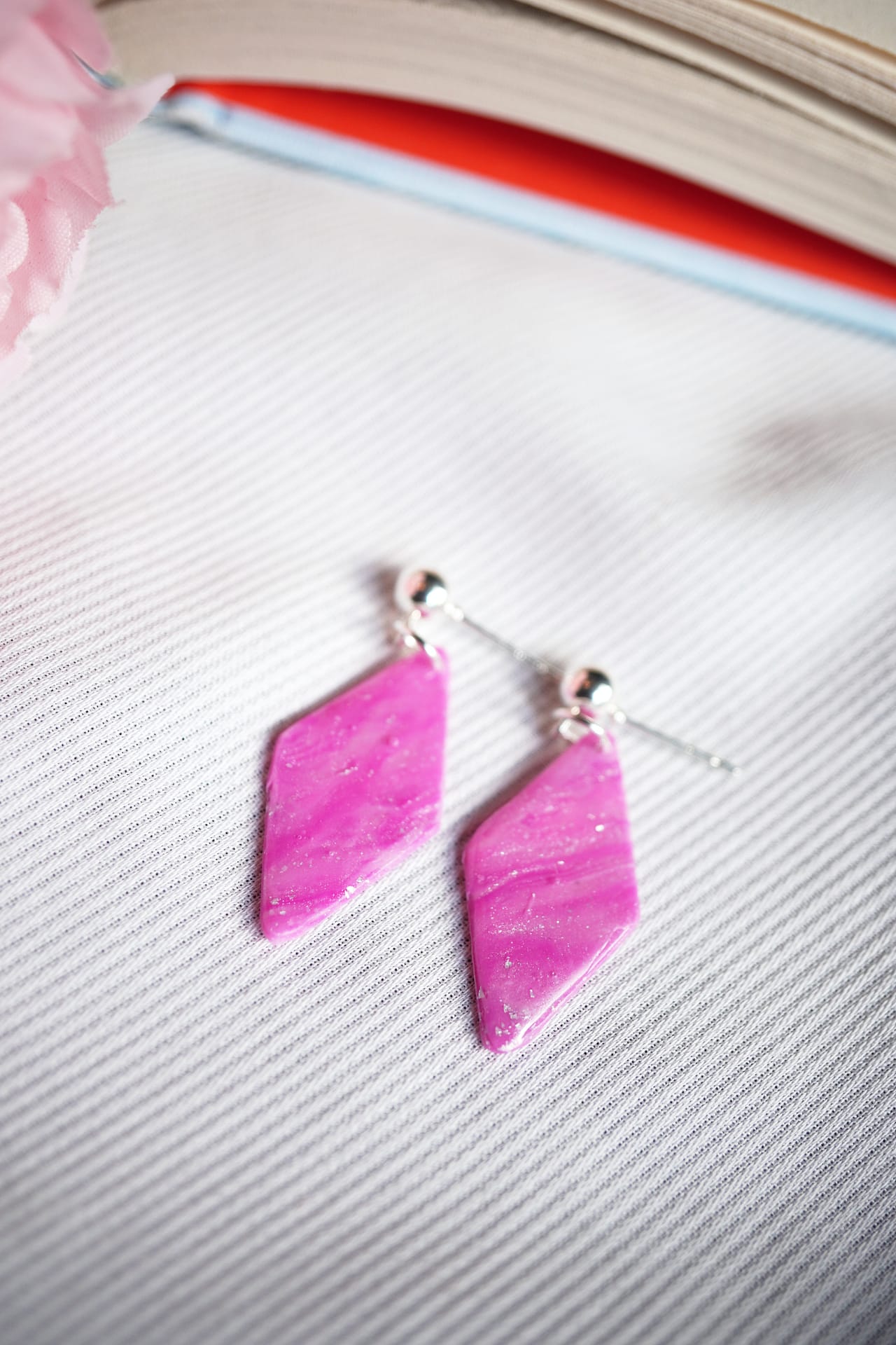 Geometrische Ohrstecker aus Resin – Rosa Glitzer Diamantform