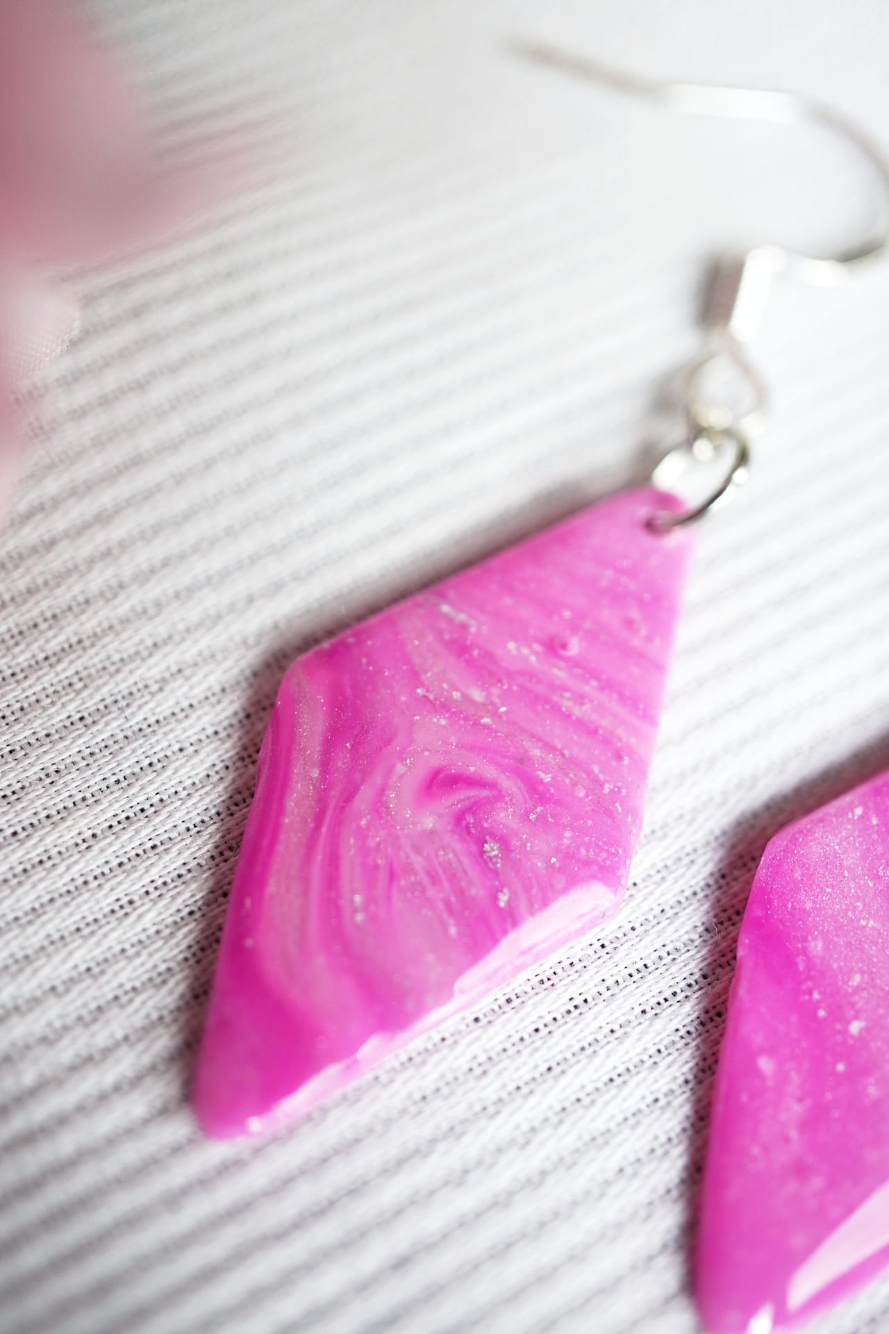 DSC00318 Geometrische Ohrringe aus Resin – Rosa Glitzer Diamantform