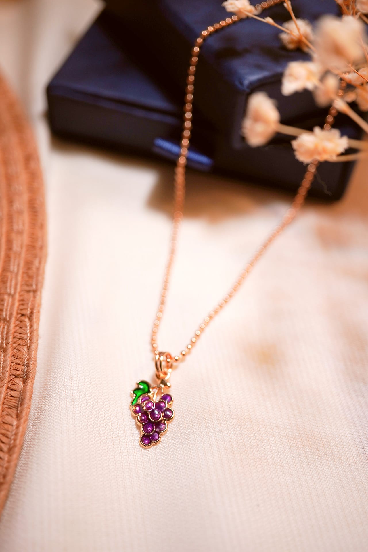 Traubenzauber – Halskette mit violettem Emaille-Anhänger