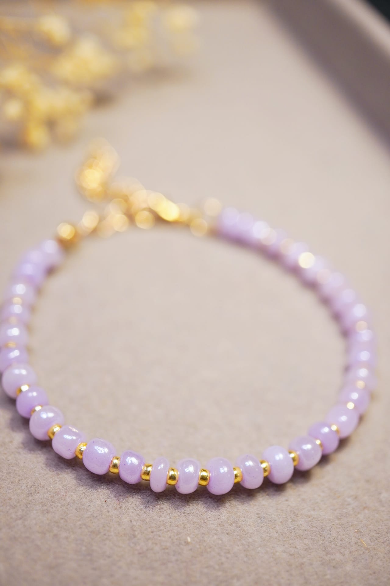 Perlenarmband „Lavender Dream“ – Zart & Feminin