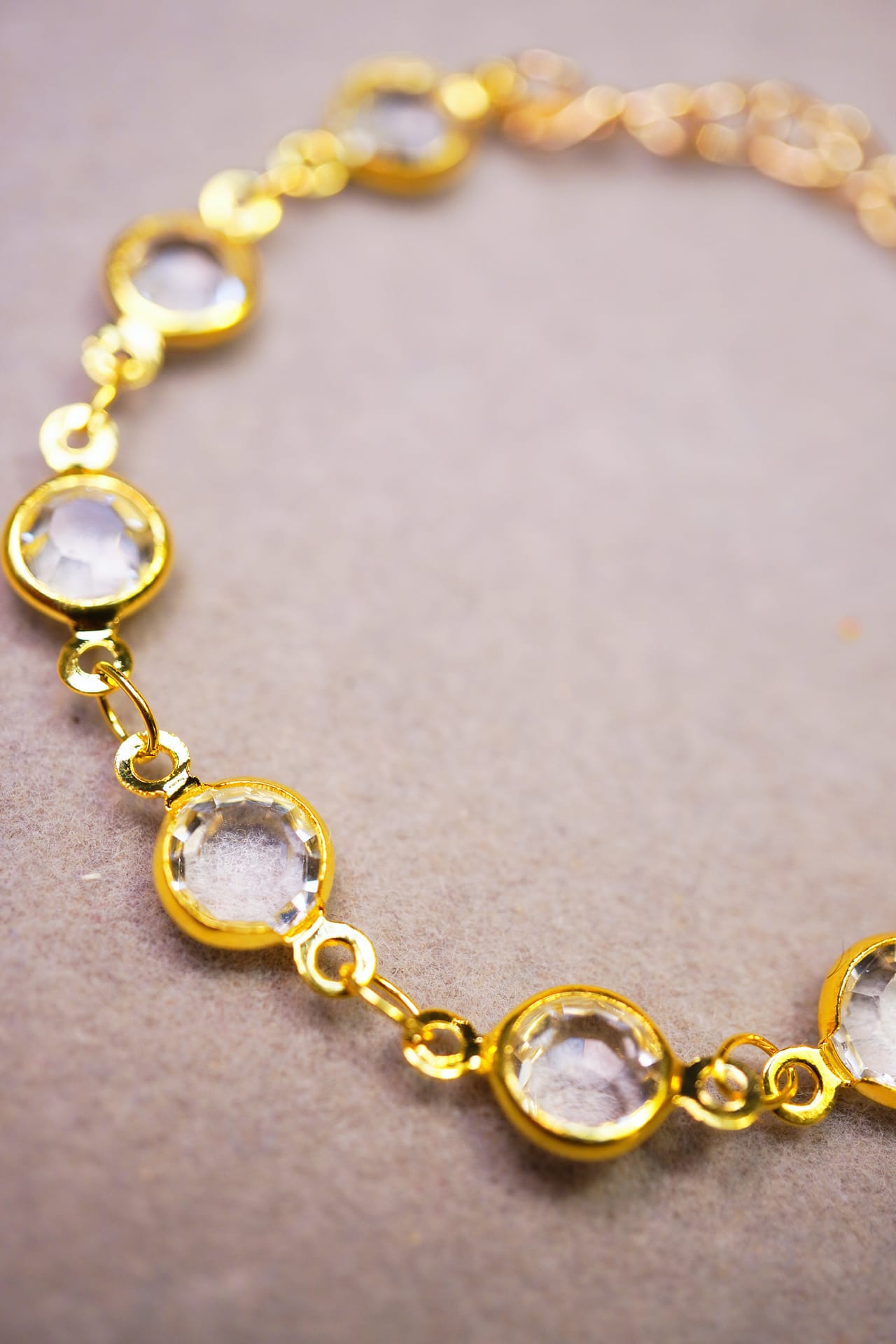 DSC01019 Goldenes Kristallarmband „Klar & Fein“